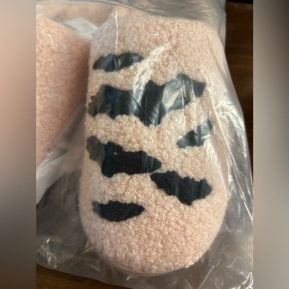 NWT Maurices Pink Halloween Bat Plush Slippers Size S/M - Picture 6 of 7